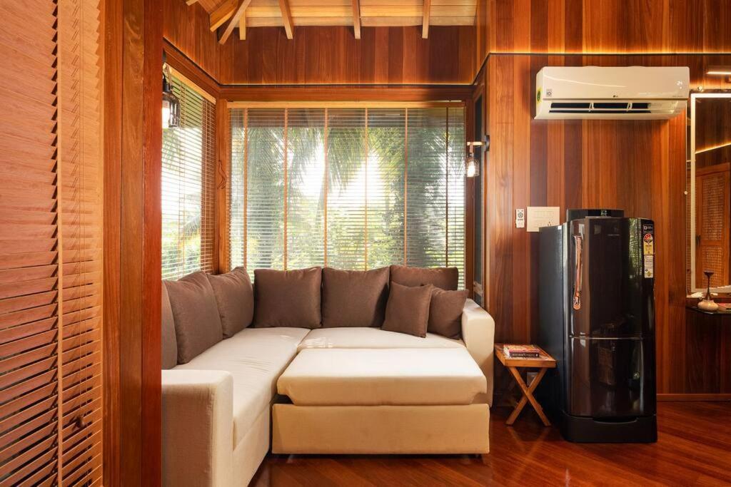 Villa Woods & Palms Pollāchi Extérieur photo